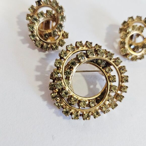 Vintage Demi Parure Open Work Green Glass Rhinestone Brooch Clip On Earring Set - Picture 5 of 11